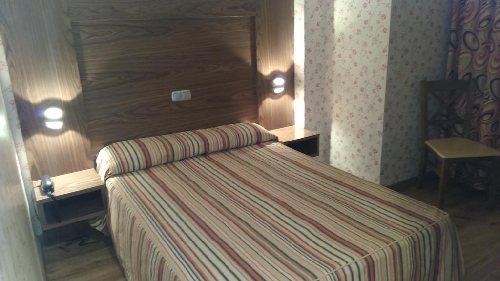 Hotel Ideal Вільярробледо Екстер'єр фото