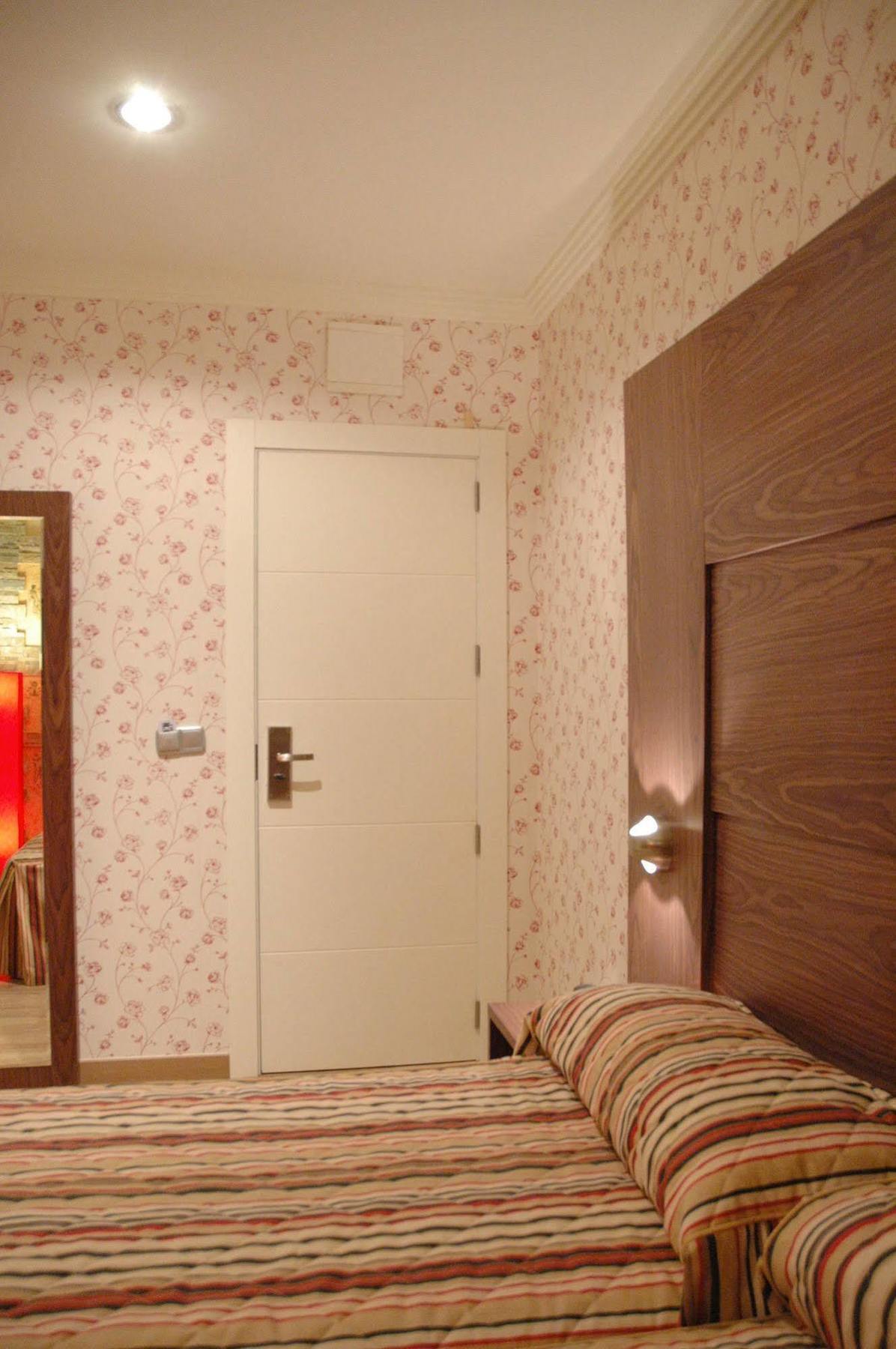 Hotel Ideal Вільярробледо Екстер'єр фото